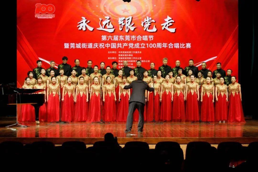 24岁美国女足球员宣布退役，在成人平台有运营账号